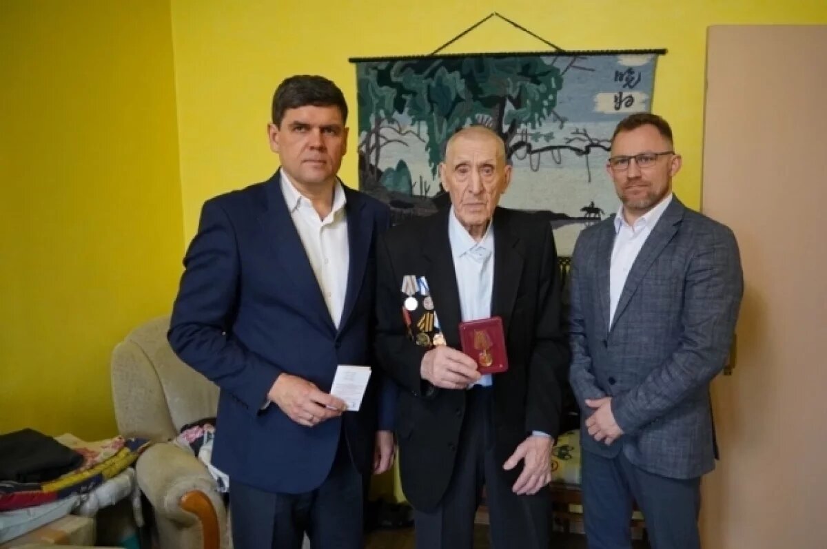    На Камчатке 94-летнему ветерану вручили медаль к 80-летию Победы