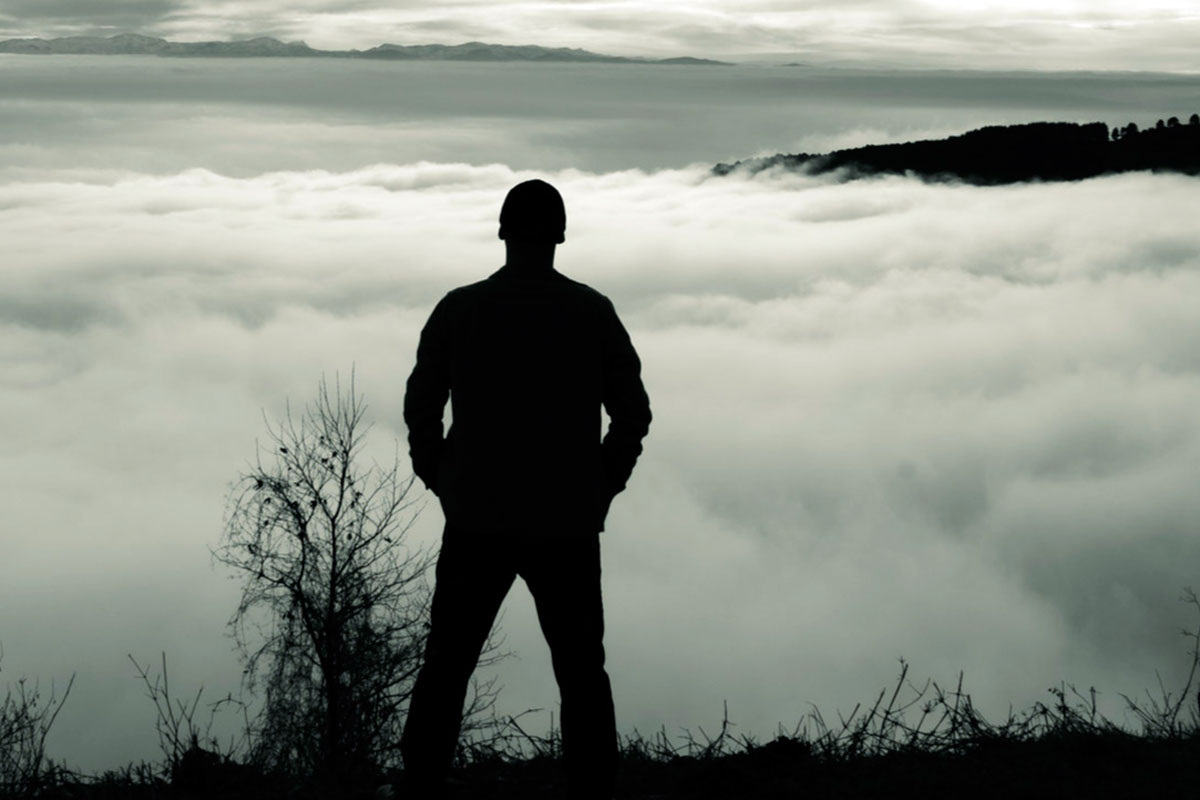 В мире, где нет места священному, мы сами кажемся слишком большими