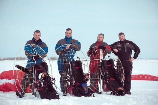    Полёты на параплане - любимое хобби отца Владимира (на фото - в красном) Фото: Личный архив/ Владимир Колтыгин