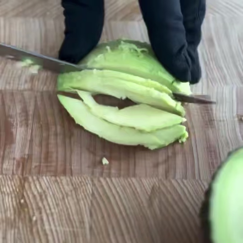 Нарезаем авокадо