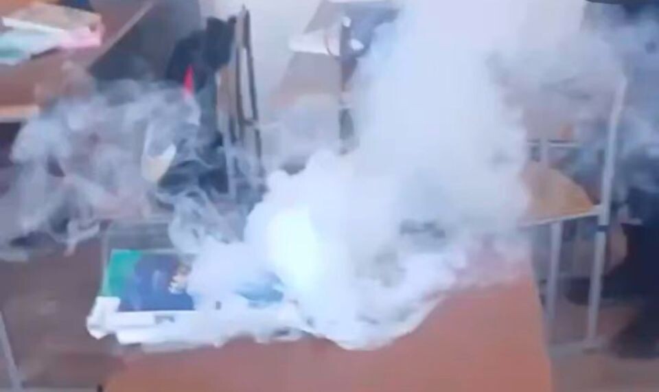    Телефон задымился в барнаульской школе. Источник: "В курсе 22"