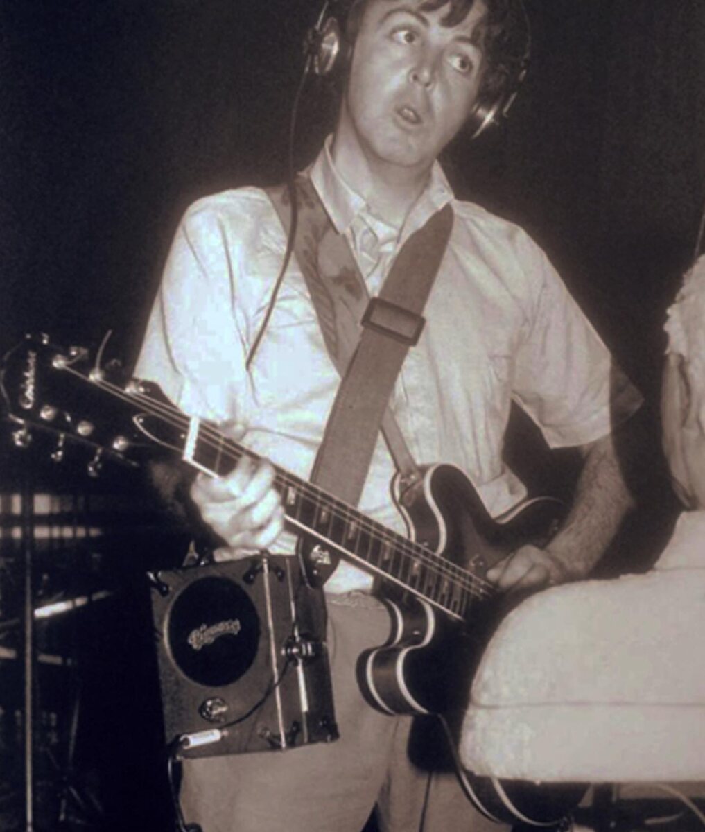 Пол Маккартни с комбиком Pignose на перевес