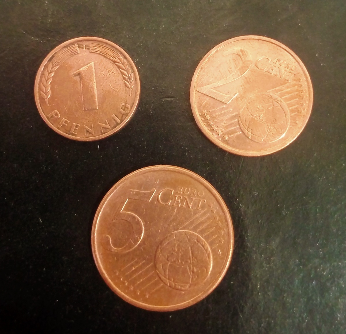 Реверс монеты 1 пфенниг 1966г и аверсы монет 2 и 5 евро центов 2000-ые годы.