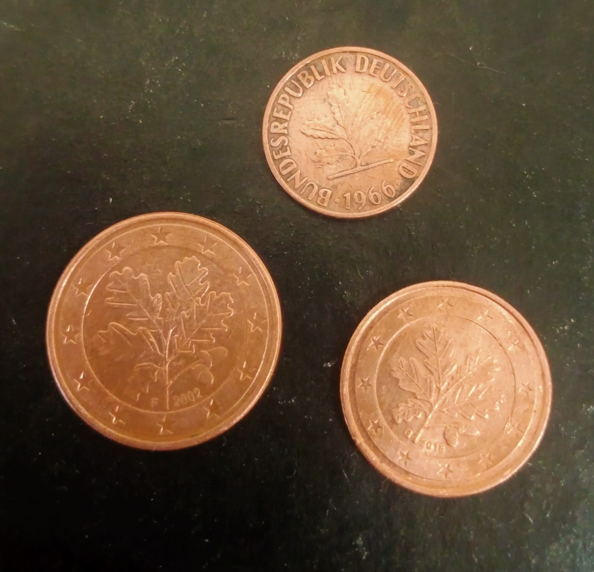 Аверс монеты 1 пфенниг 1966г и реверсы монет 2 и 5 евро центов 2000-ые годы.