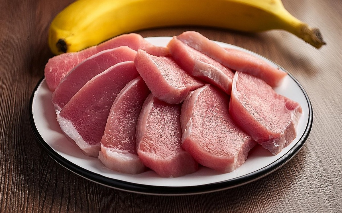 Кладу на противень с мясом банановую кожуру и вся семья восхищается вкусом готового блюда / Фото: Pogovorim.by
