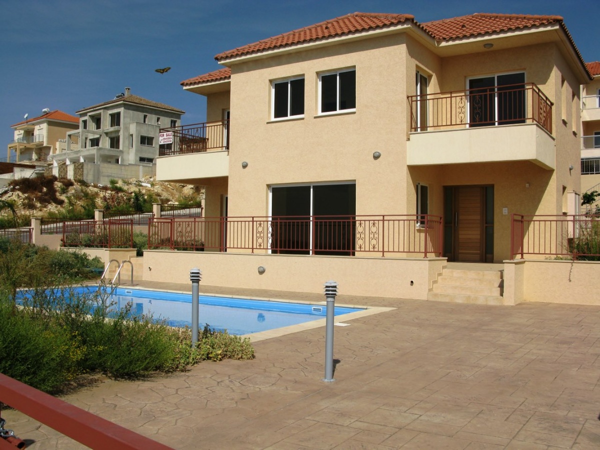  При инвестировании в зарубежную недвижиость нужно учитывать законы и правила особенности проведения сделок. Фото: Мир Квартир