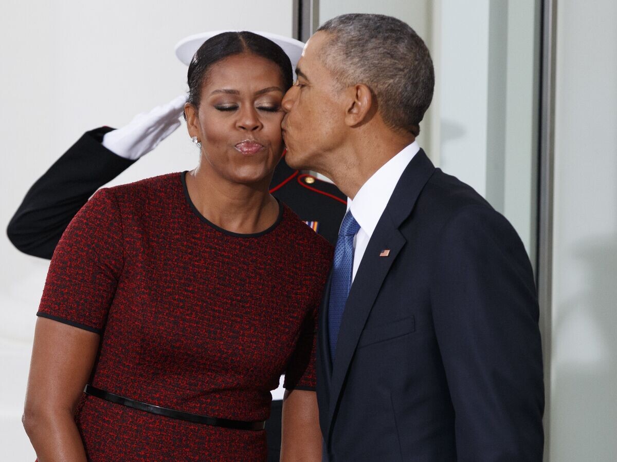    Президент США Барак Обама целует свою жену Мишель во время ожидания избранного президента Дональда Трампа в Белом доме. 20 января 2017© AP Photo / Evan Vucci