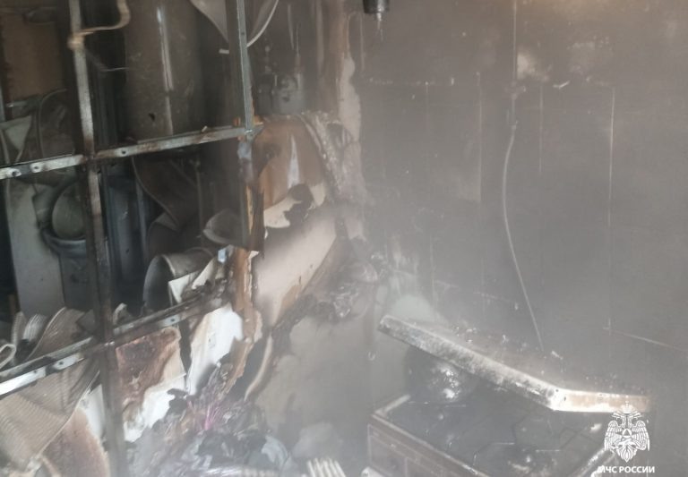    В Бугуруслане на пожаре на улице Кировской спасли шесть человек Оренбуржье