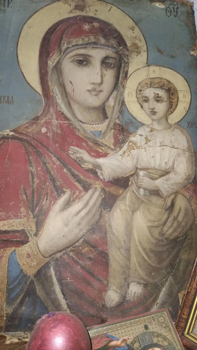 Старая икона Иверской Божьей Матери, доставшаяся нам от бабушки Матрены Федоровны. Сколько ей лет, не знаю. Писана маслом.