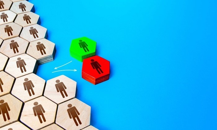    Люди бегут с работы... в поисках новой