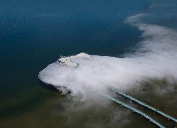 Здание Blur в форме облака на озере в Швейцарии. Когда ты идешь сквозь туман различной плотности и пробуешь воду из разных уголков мира