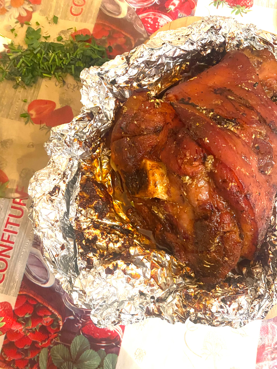 У нас прошло 2 часа ровно получается . Снимаем фольгу и вот теперь самое интересное , берём тарелку наливаем 6 ст.л соевого соуса , 2 зубчика чеснока 🧄 трём , 4 ст.л мёда . Снимаем фольгу и натираем рульку ( удобно кисточкой делать силиконовой) . В семейном нашем рецепте , мы добавляем сушёный так же чеснок 🧄 в специях . Мы уменьшаем до 180 градусов , и делаем обмазку каждые 10-15 мин . до того момента , пока вам не будет нравится цвет . Мне и ребёнку, не нравится рулька с корочкой , так как она получается сухая очень сильно . Нам нравится золотая середина 😅. В конце приготовления , я включаю снова 200-220 градусов и оставляю рульку подсушиться и принять карамельный вид 😌. 