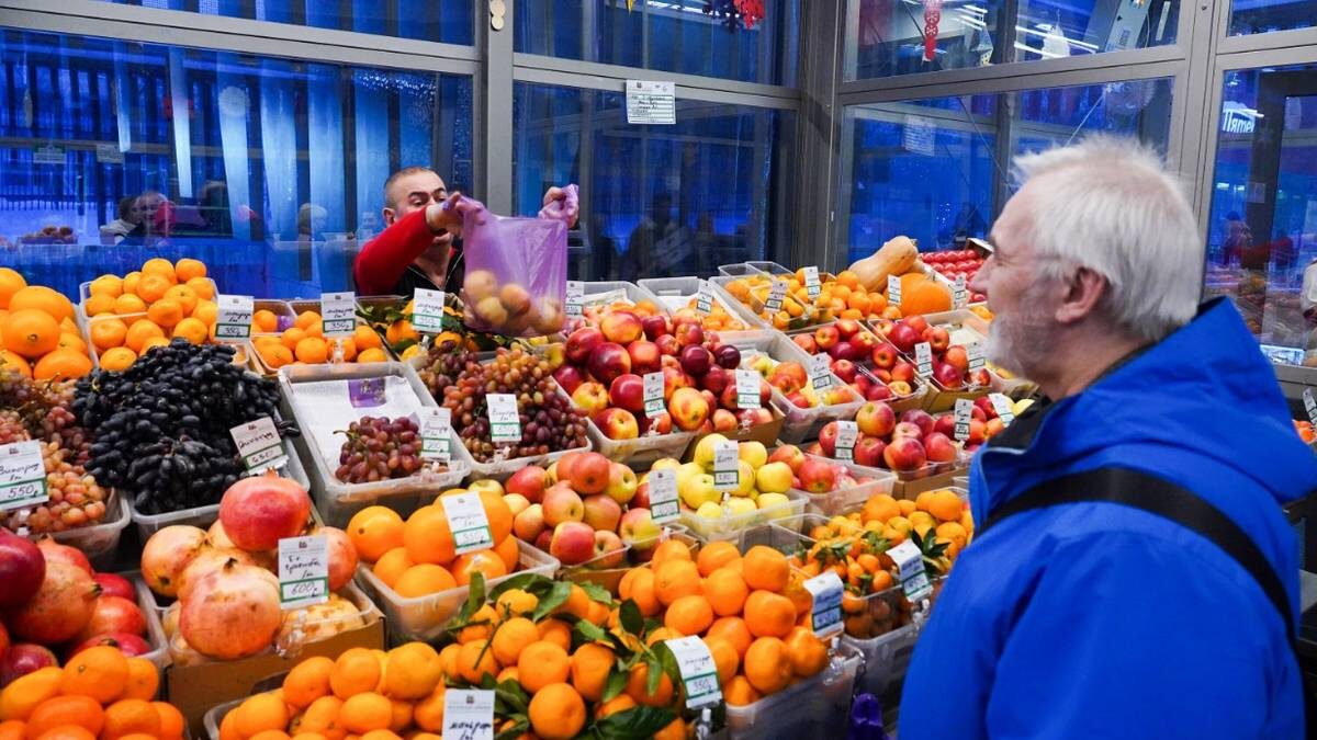    Стоимость импортных фруктов, которые продают в столице, зависит от курса доллара / Фото: Александр Авилов / Агенство городских новостей «Москва»