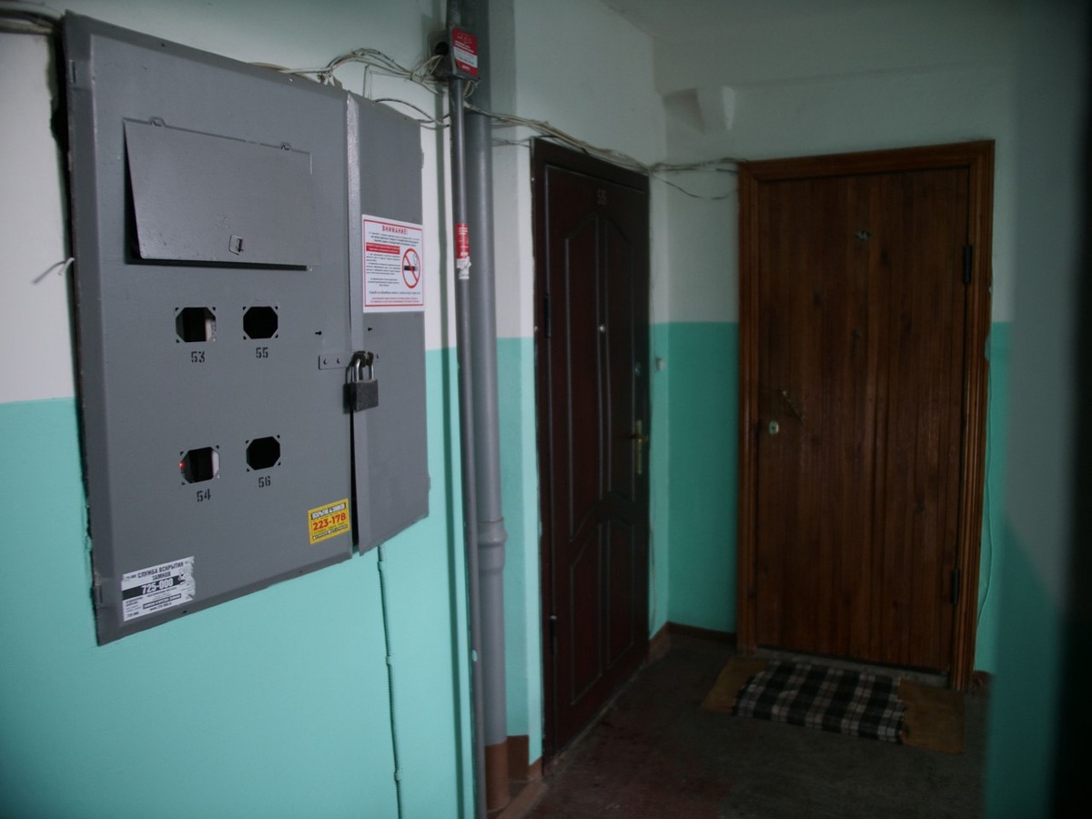 Входные двери должны открываться внутрь квартиры, чтобы не перекрывать пути эвакуации при пожаре. 