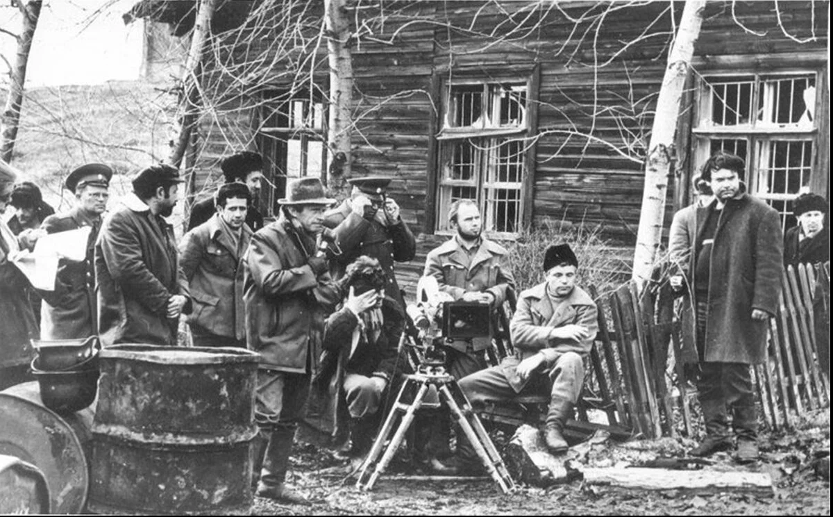 На съемках фильма "Проверка на дорогах", Герман - справа