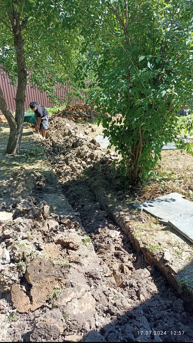 Траншея под канализацию. Глубина 0,5 м. Под склон