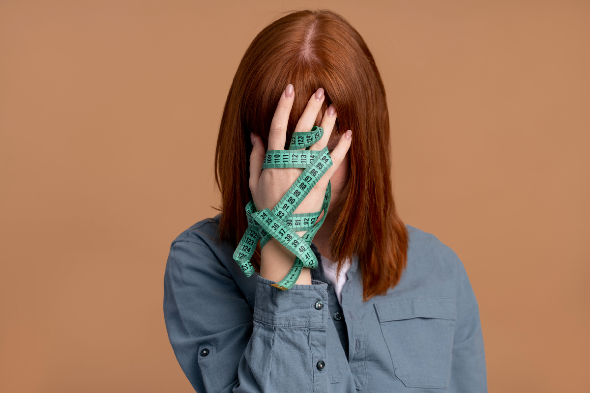 Freepic. Расстройство пищевого поведения Булимия поддается психологической терапии, особенно эффективны подходы, направленные на изменение мышления и поведения, такие как когнитивно-поведенческая терапия (КПТ) и диалектическая поведенческая терапия (ДПТ), позволяющие выявить и проработать глубинные причины расстройства и научиться здоровым стратегиям совладания с эмоциями.