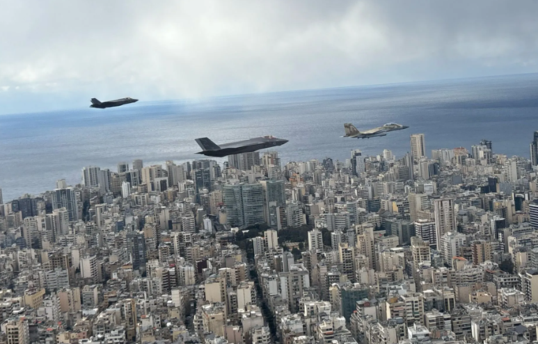 Два истребителя-невидимки F-35I Adir и два истребителя-бомбардировщика F-15I над Бейрутом. Фото ВВС Израиля.