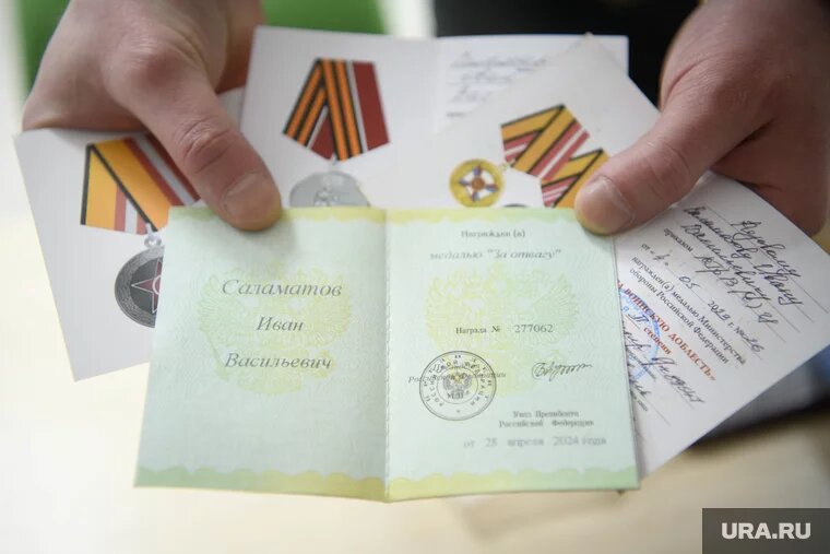 Боец имеет четыре медали. Среди них госнаграда — медаль «За отвагу». Фото: Илья Московец © URA.RU