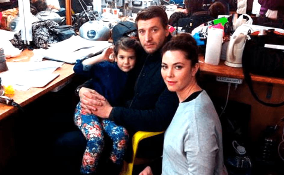 на фото Александр Устюгов и Янина Соколовская с дочкой Женей