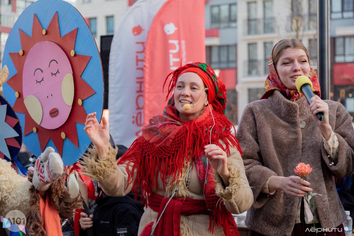 Александра Кормачёва на фото слева