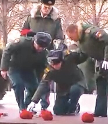    Превозмогая боль, поклониться Неизвестному солдату. Фото: скрин видео Россия-1