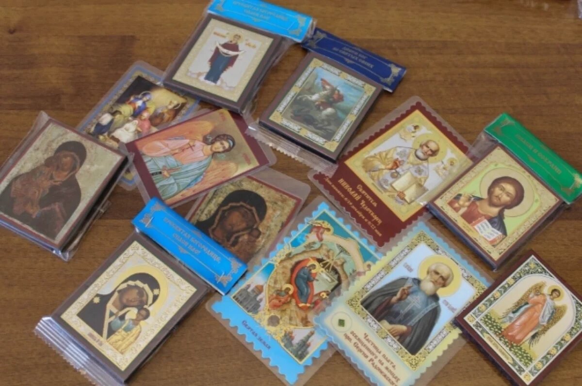    Библиотека в Хабаровске собрала сотни икон и отправила бойцам СВО