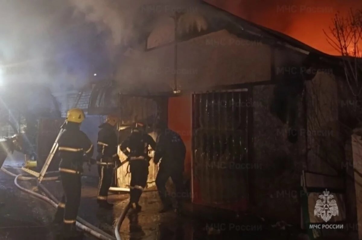    Спасатели эвакуировали трех человек на ночном пожаре в брянском Новозыбкове