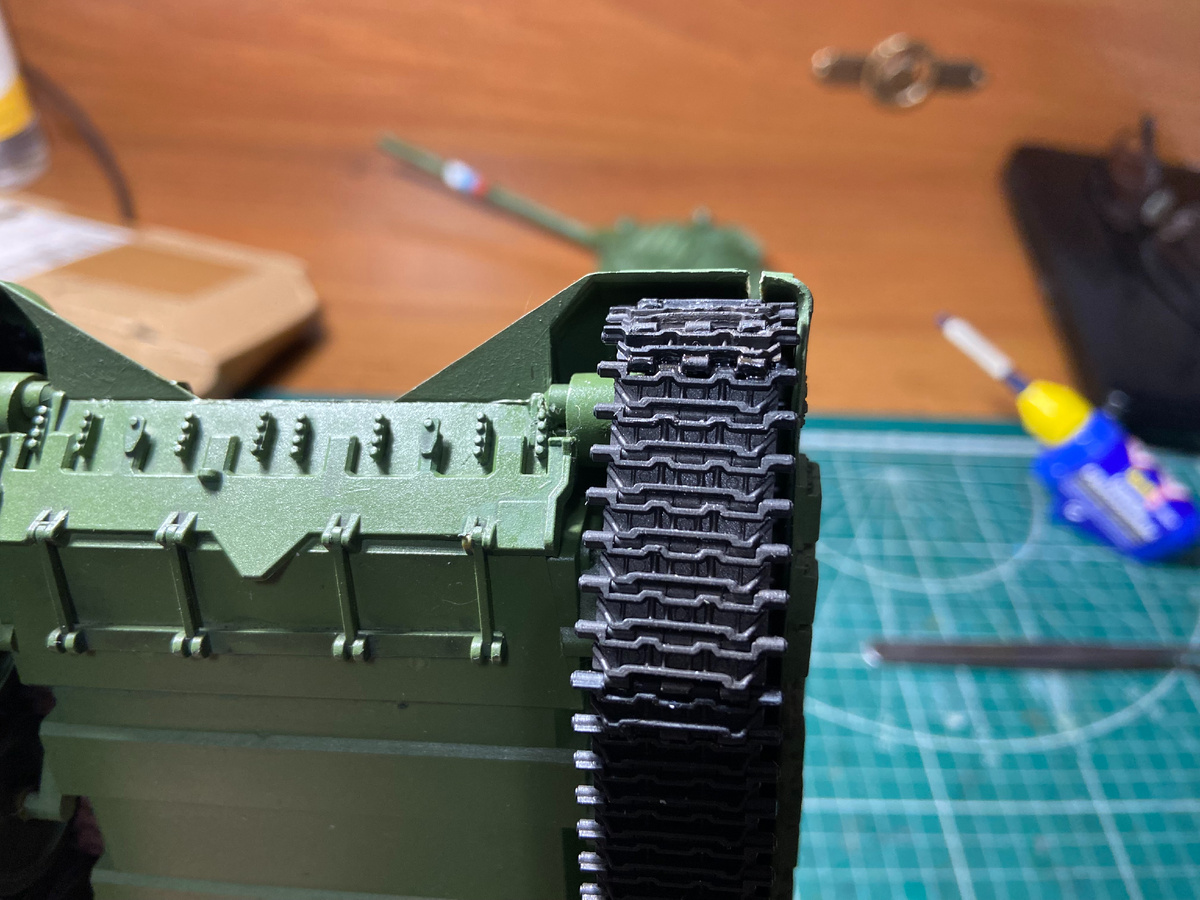 Ну, вот и что тут делать дальше? С надетыми гусеницами - верхняя часть модели не стыкуется с нижней, а без гусениц - какая же это модель танка?  Масштаб 1/35. Производитель "Звезда". Фото из личного архива автора, © 2025 год