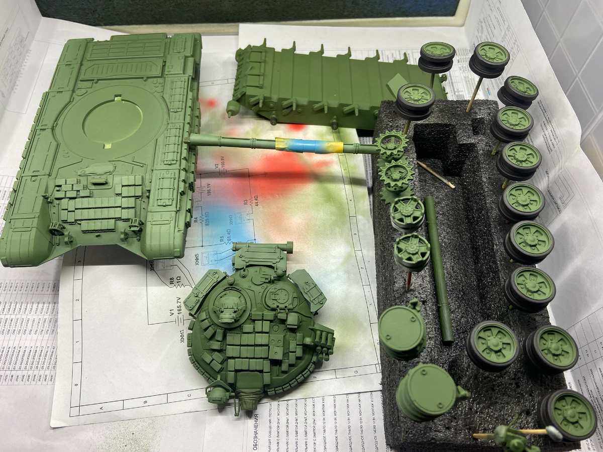 Этому "суповому набору" ещё только предстоит стать моделью. Пока что это коллекция сборочных узлов, в покрасочной камере. Масштаб 1/35. Производитель "Звезда". Фото из личного архива автора, © 2025 год