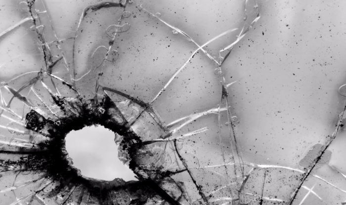 Если судить по фотографиям, опубликованным местным телеграм-каналом 112, то сотрудник ГАИ оказался метким стрелком – машина-нарушитель буквально изрешечена пулями / Фото: pxhere.com