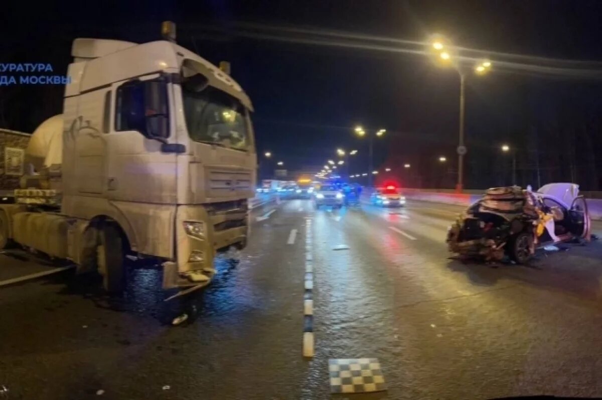    В Москве погиб таксист при столкновении с грузовым тягачом на МКАД