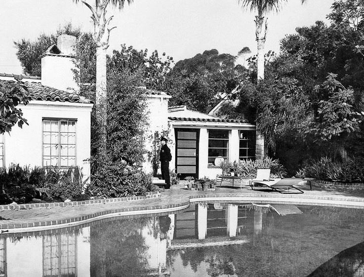 5 августа 1962 года. Полисмен, охраняющий дом погибшей в Брентвуде, Лос-Анджелес
Источник: polaris / East News