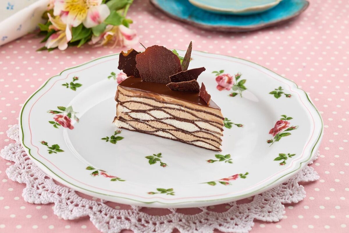 Блинный торт с молочным шоколадом и сырным кремом можно заказать в ресторане во время Масленицы, до 2 марта
