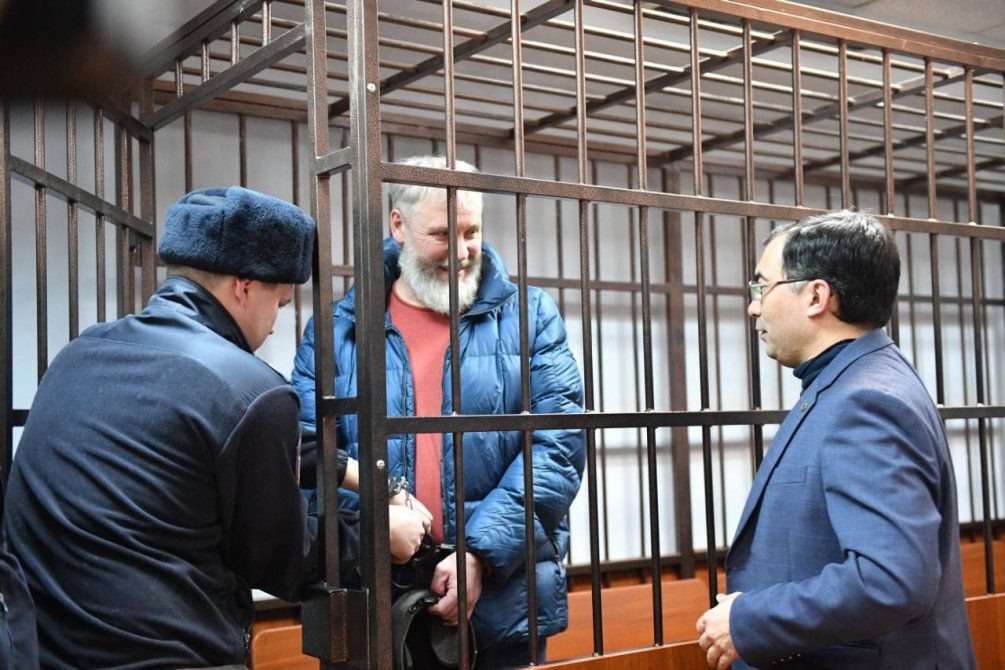    Юрий Усков (в центре) в зале суда.