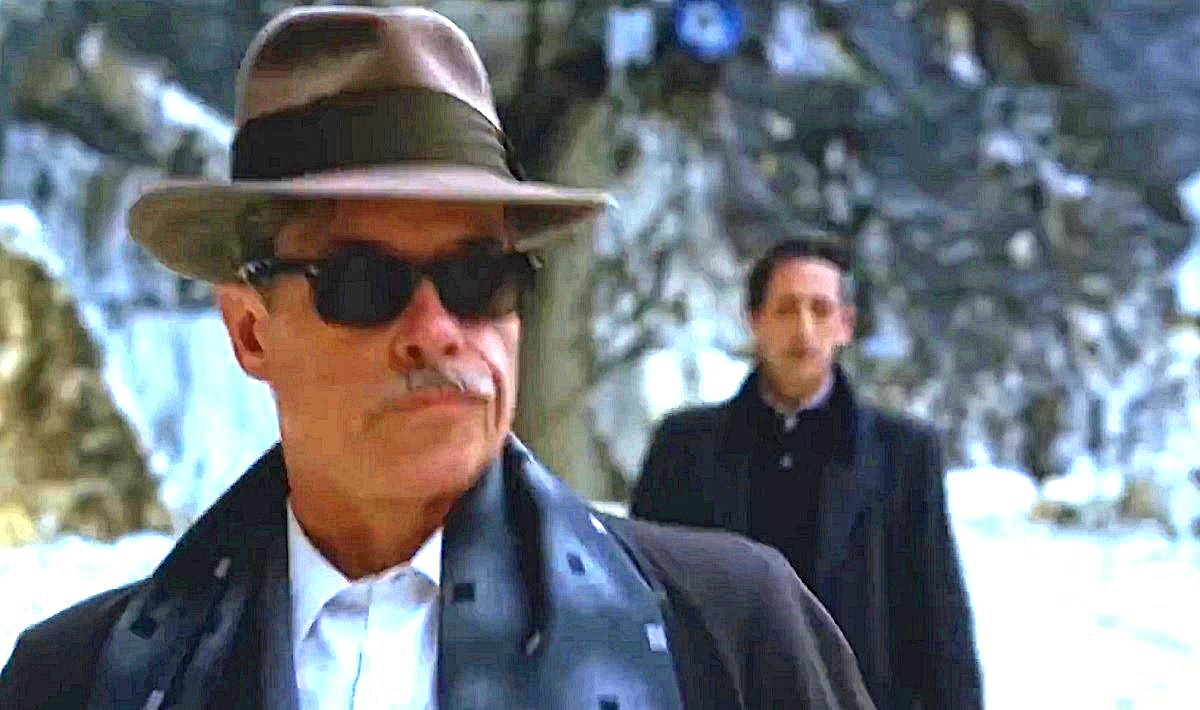 Когда б вы знали, что скрывается за этой ухмылкой персонажа Гая Пирса... О бедные его поклонники, а также поклонники Эдриана Броуди!