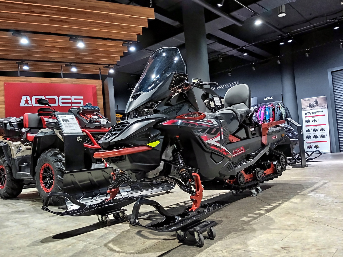 Амортзаторы с компенсационными бачками позволяют регулировать жсткость как на юбилейной версии Commander GLX