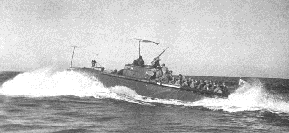 Торпедный катер КБФ с десантом на борту уходит на боевое задание.
1944 год.
