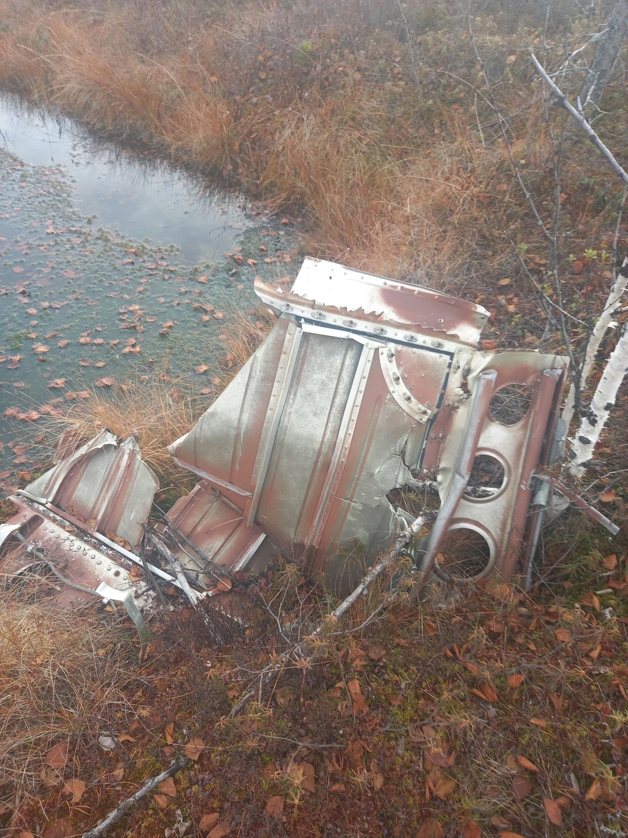 Фрагмент фюзеляжа погибшего самолëта. 
