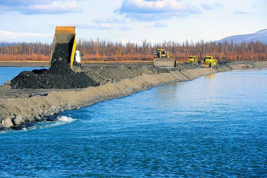 Фото из интернета. Строительство дамбы.