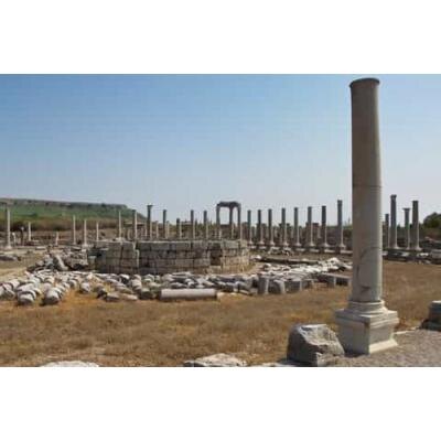 В БЕСЕДЕ С КОРР. "ГА" КАНДИДАТ ИСТОРИЧЕСКИХ НАУК МИКАЕЛ АРЕВШАТЯН ОТМЕТИЛ, что на территории Армянского нагорья постоянно находят урартские памятники и артефакты. "Не будем забывать, что государство Урарту существовало в IX-VI веках до н.э. и какое-то время властвовало над соседями в Передней Азии, - сказал М. Аревшатян. - В XIX веке н.э. французские археологи впервые обнаружили клинообразные надписи близ берегов озера Ван на территории тогдашней Османской империи, сделанные не на ассирийском, как первоначально предполагали, а на урартском языке. В целом   Урарту оставалось "забытым царством" с V века до н.э. и практически до XX века н.э. Раскопки на этой территории, по выражению современных археологов, пока остаются в зачаточном состоянии.