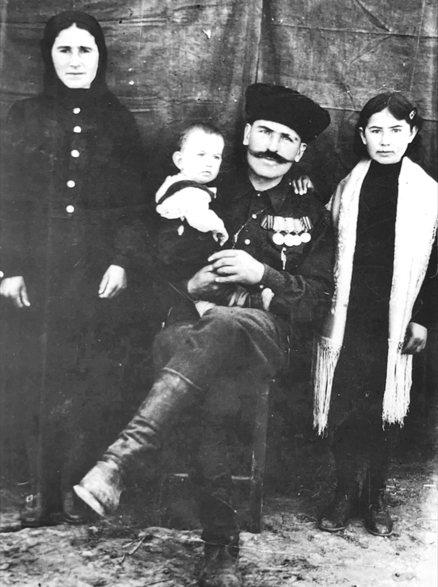 Магомет Шунгаров с семьей, конец 50-х годов XX века
