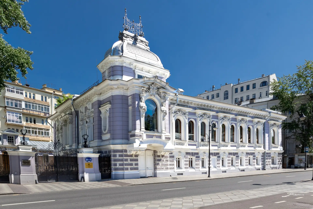 Улица Пятницкая, 33–35. Усадьба О. Коробковой. Этот цвет особняк приобрел после последней реставрации. Говорят, именно такого цвета особняк был изначально