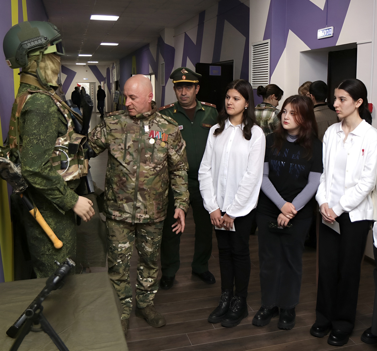 Участники фестиваля знакомятся с экипировкой военнослужащего Российской армии