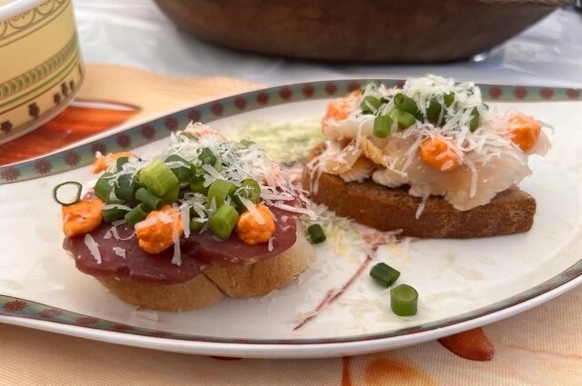    Хлеб для брускетты обжаривали на сухой сковородке - так же готовят традиционные якутские лепёшки. Фото: предоставлено АиФ-Якутия героем публикации