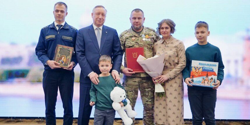    Глава города напомнил, что указом президента России 2025-й объявлен Годом защитника Отечества в знак благодарности всем поколениям воинов России и в ознаменование 80-летия Победы в Великой Отечественной войне.официальный телеграм-канал Александра Беглова