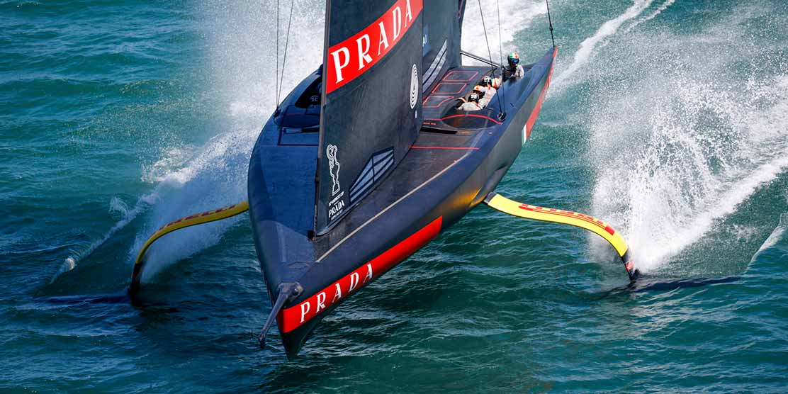 Яхта Кубка Америки на подводных крыльях