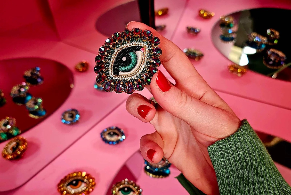 На официальном сайте стоимость такой броши составляет 130 евро.