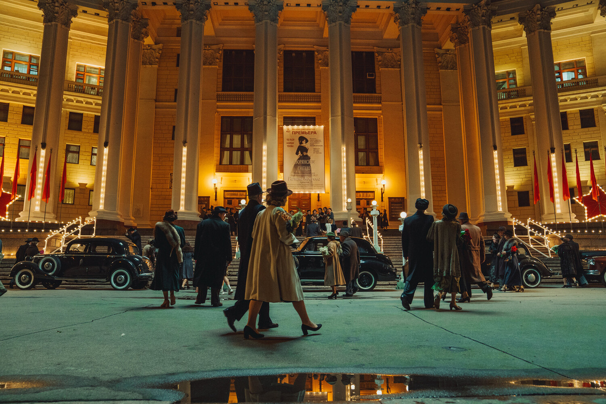 Кадр из фильма. Одна из причин посмотреть «Любовь Советского Союза» – яркая цветастая картинка, костюмы, реквизит