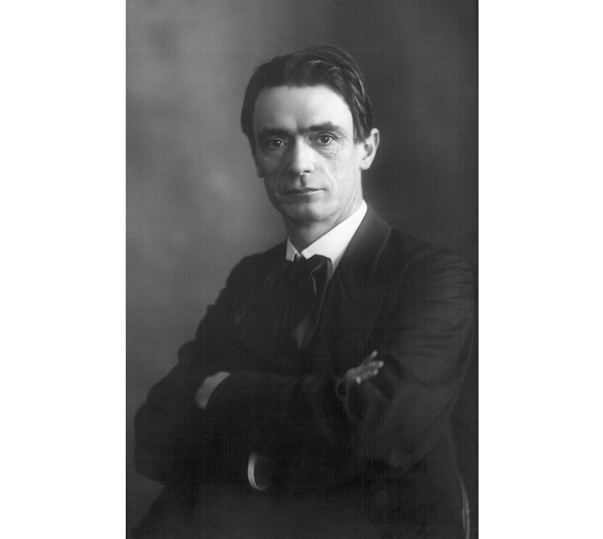 Рудольф Штайнер (1861 — 1925) — австрийский доктор философии, педагог, лектор и социальный реформатор.